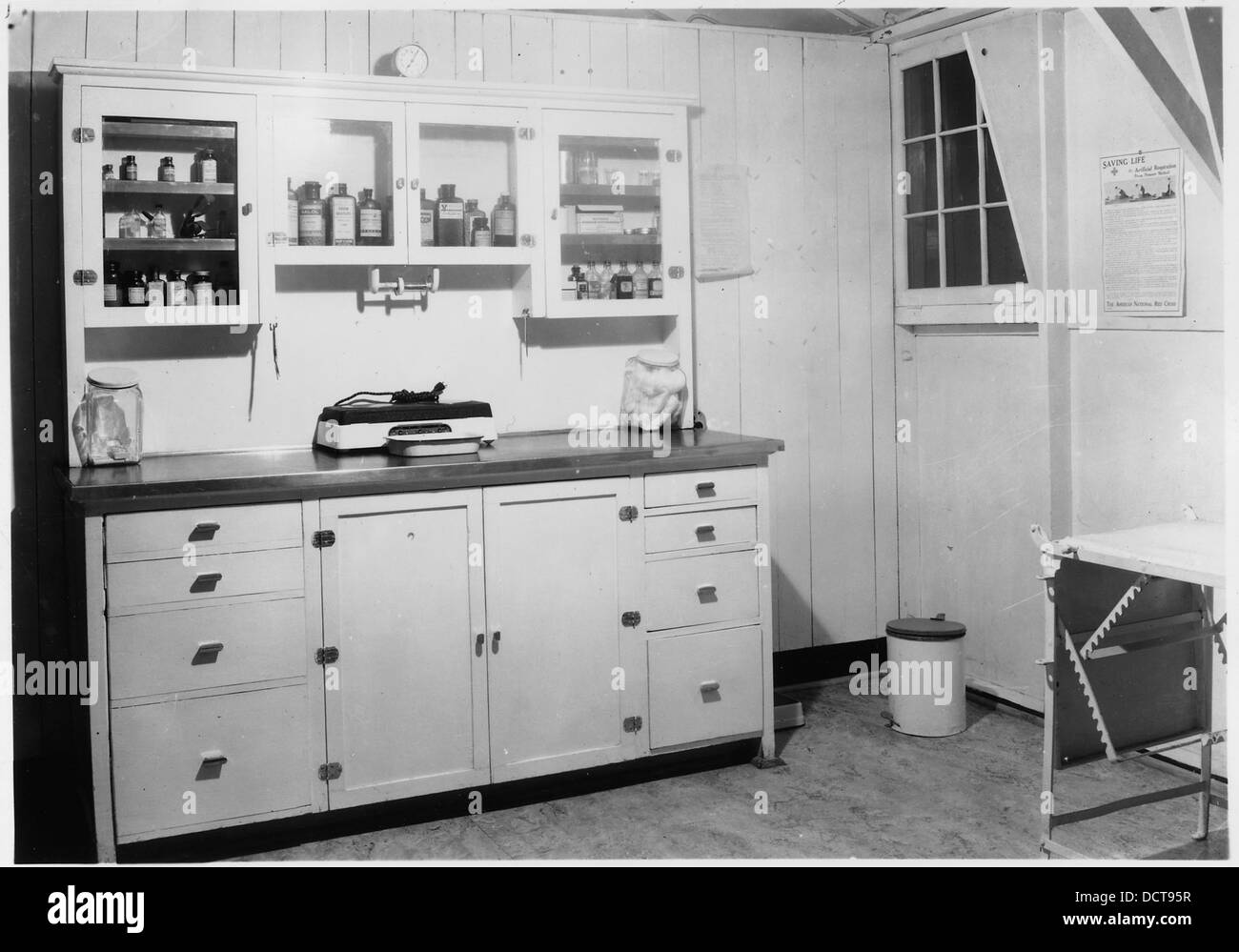 L'interno dell'infermeria del CCC Camp BR-79 mostra le strutture mediche utilizzate durante il progetto Kendrick, riflettendo il lavoro storico del Civilian Conservation Corps. Foto Stock