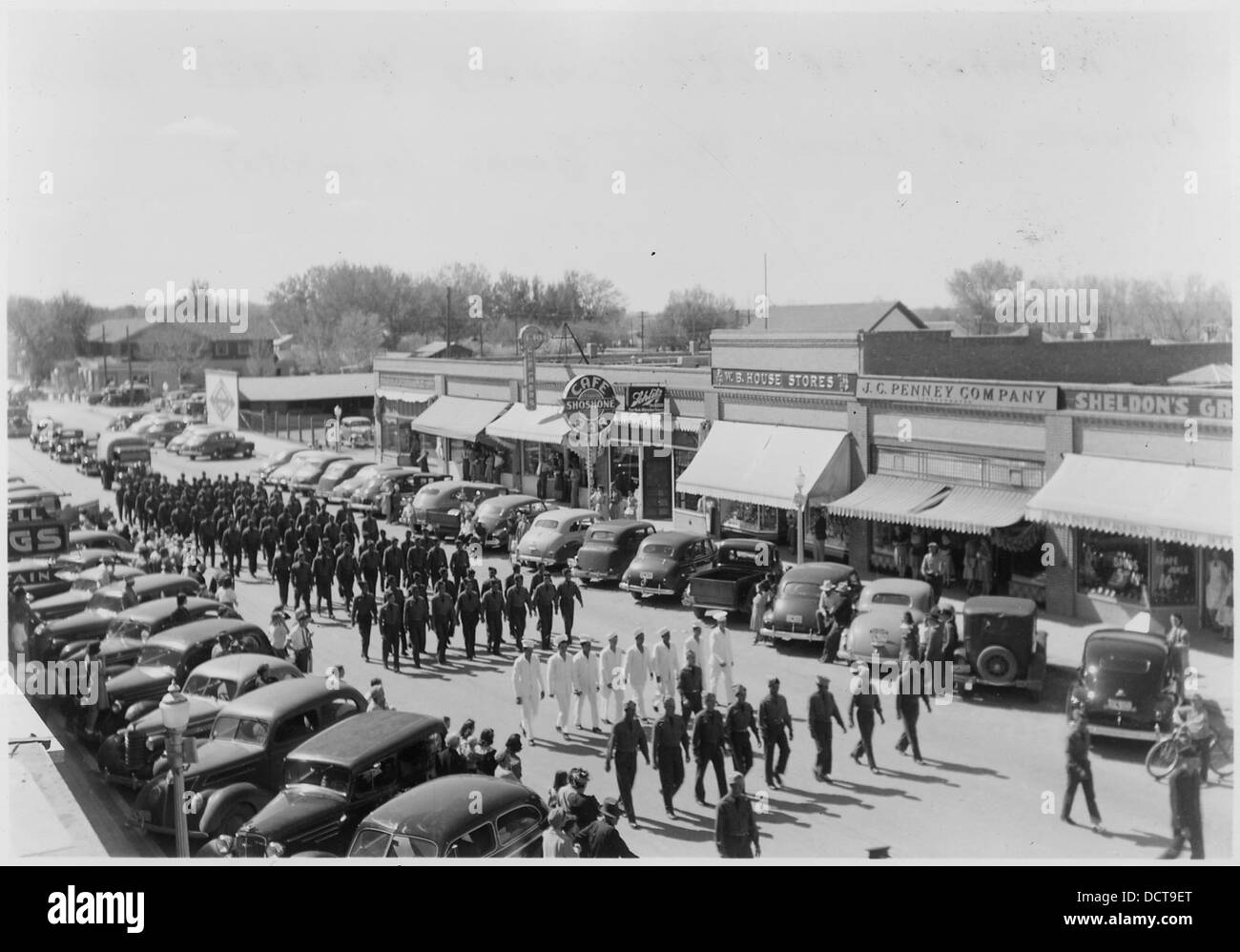 Una fotografia dei membri del campo BR-7 del Civilian Conservation Corps (CCC) durante una parata a Lovell, Wyoming, evidenziando i loro contributi alle opere pubbliche. Foto Stock
