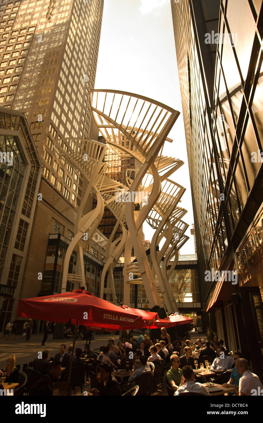 OUTDOOR cafe' sul marciapiede ad albero in acciaio sculture Stephen Avenue Mall Downtown Calgary Alberta Canada Foto Stock