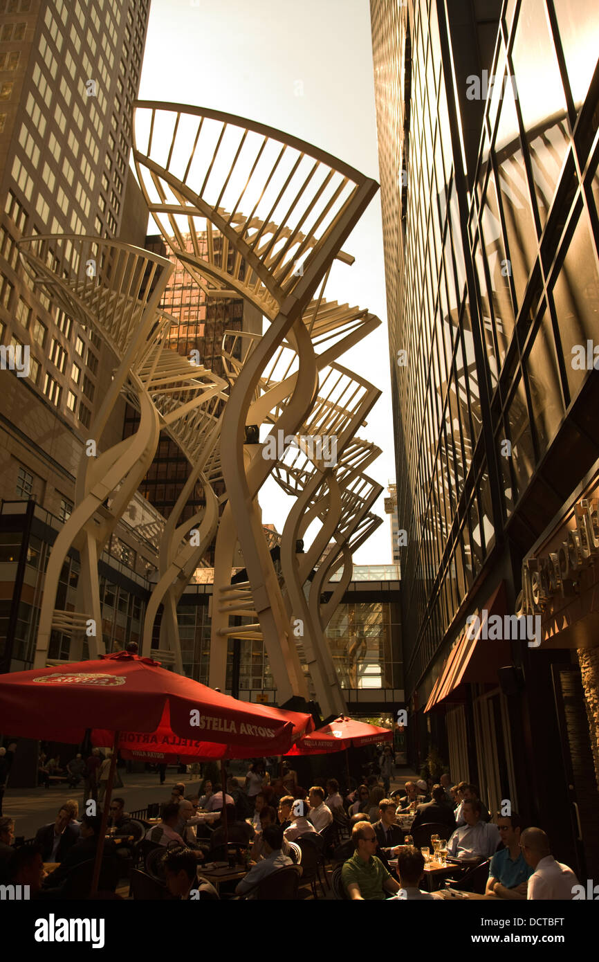 OUTDOOR cafe' sul marciapiede ad albero in acciaio sculture Stephen Avenue Mall Downtown Calgary Alberta Canada Foto Stock