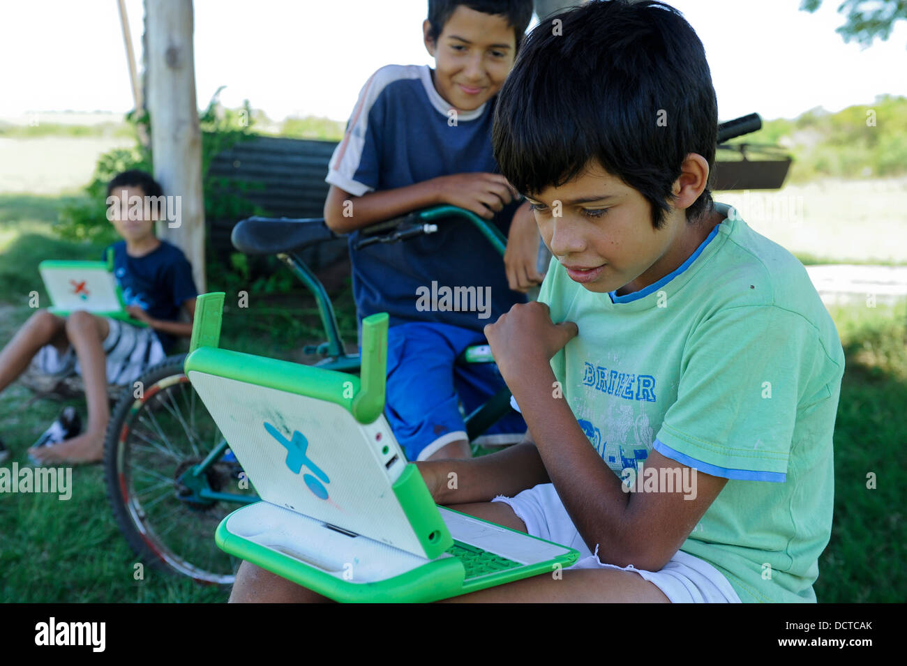 URUGUAY Montevideo, piano Ceibal, OLPC One Laptop per Child Project,  bambini con 100 Dollar laptop XO-1 con wifi, ragazzi giocare guerra giochi  al computer al di fuori della scuola Foto stock - Alamy