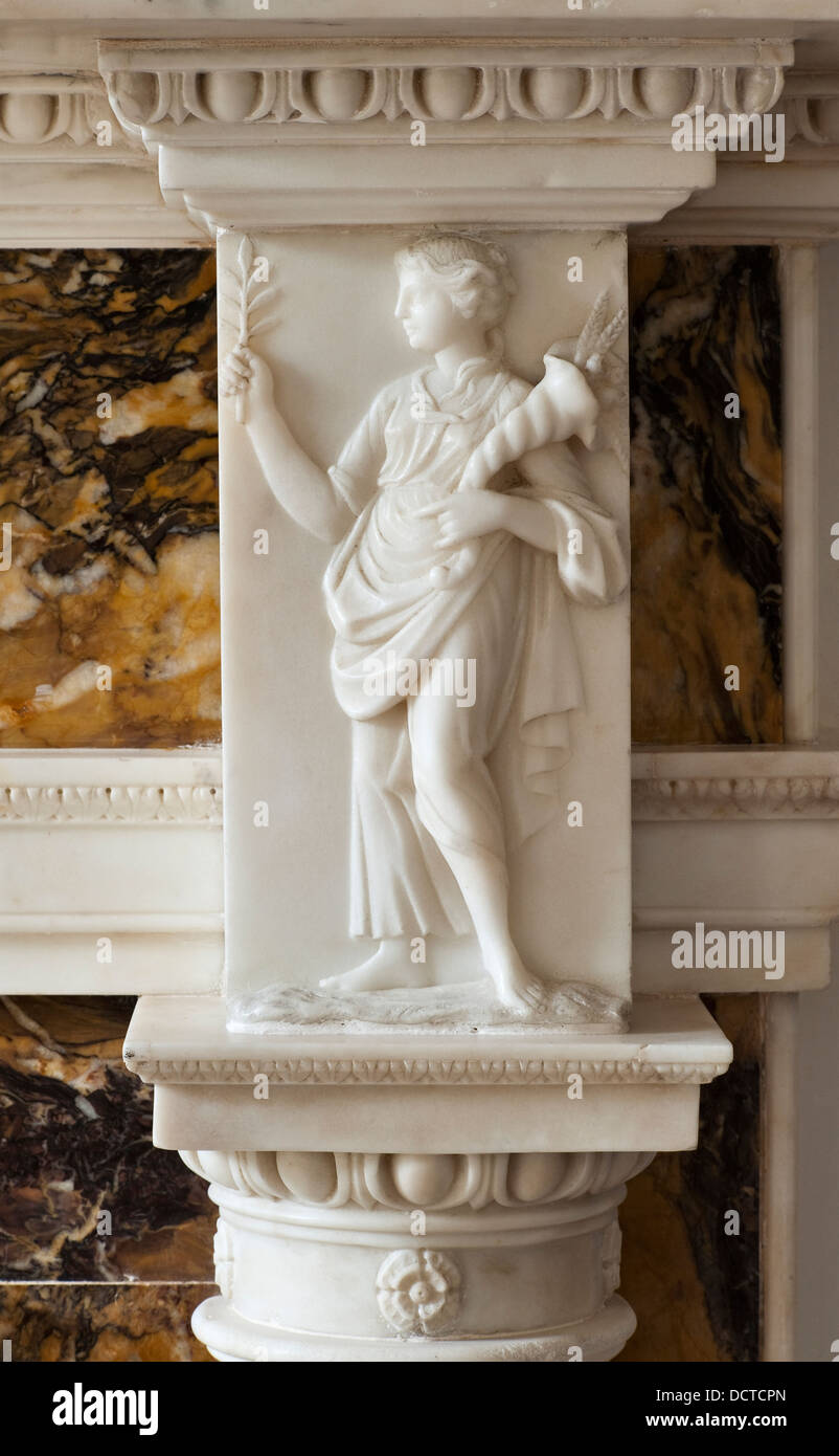 Particolare di un caminetto in marmo in stile Adamo del XVIII secolo con una scultura in rilievo di Ceres, la dea romana dell'agricoltura (Londra, UK) Foto Stock