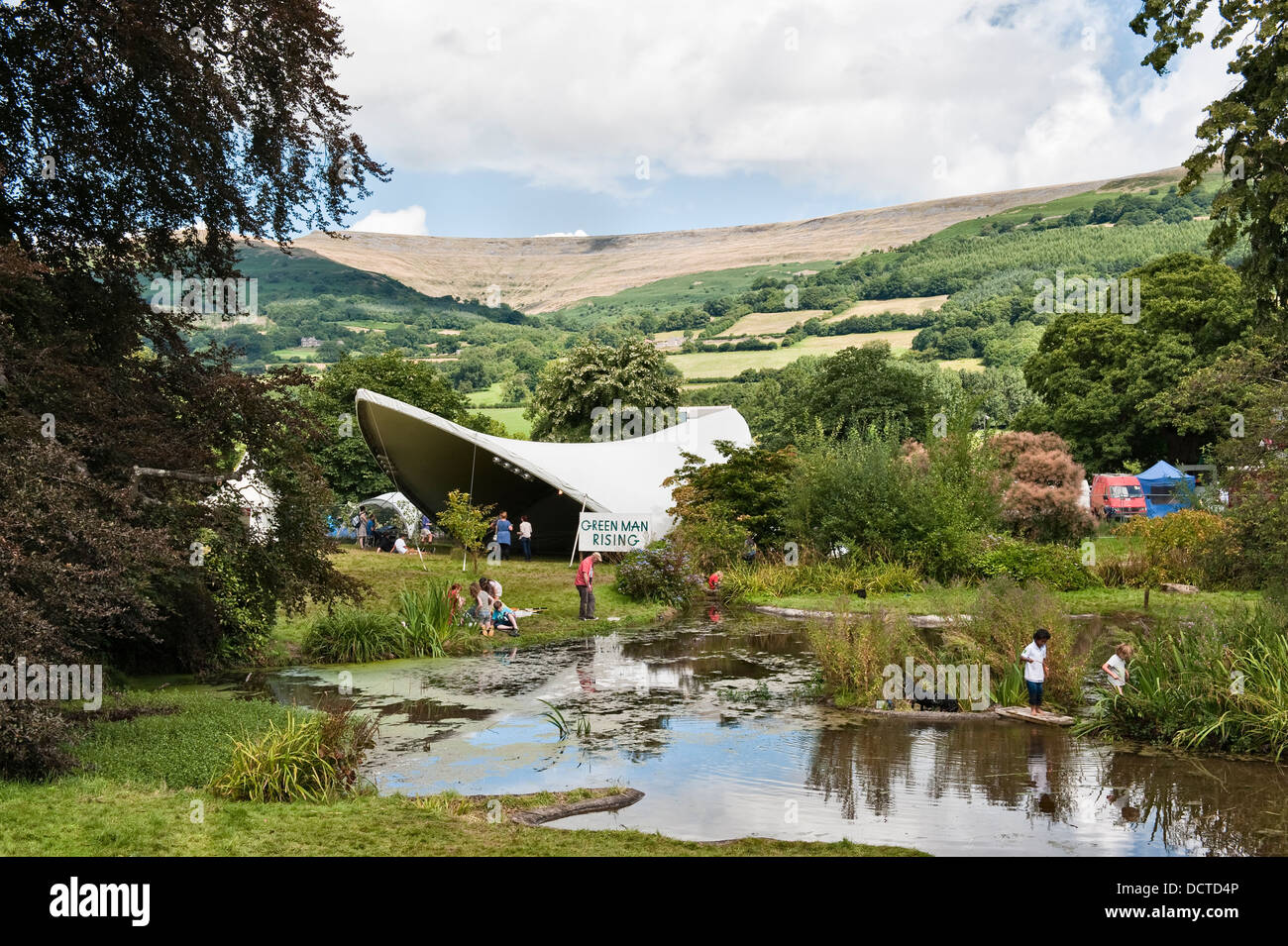 I bambini giocano nell'area delle Fortune Falls del festival musicale Green Man, sotto le Black Mountains a Glanusk, Crickhowell, Galles, Regno Unito Foto Stock