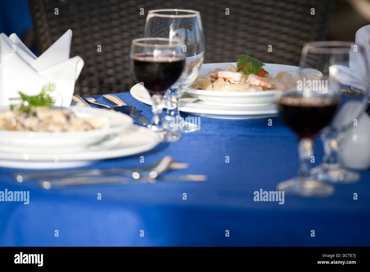 Estrema attenzione poco profonda immagine di un piatto di pasta su una tavola Foto Stock