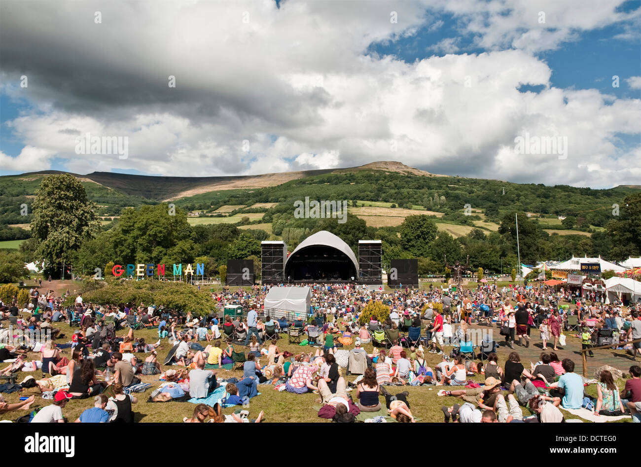 Le Black Mountains fanno da sfondo spettacolare al Mountain Stage al festival musicale annuale Green Man, Glanusk, Crickhowell, Galles, Regno Unito Foto Stock