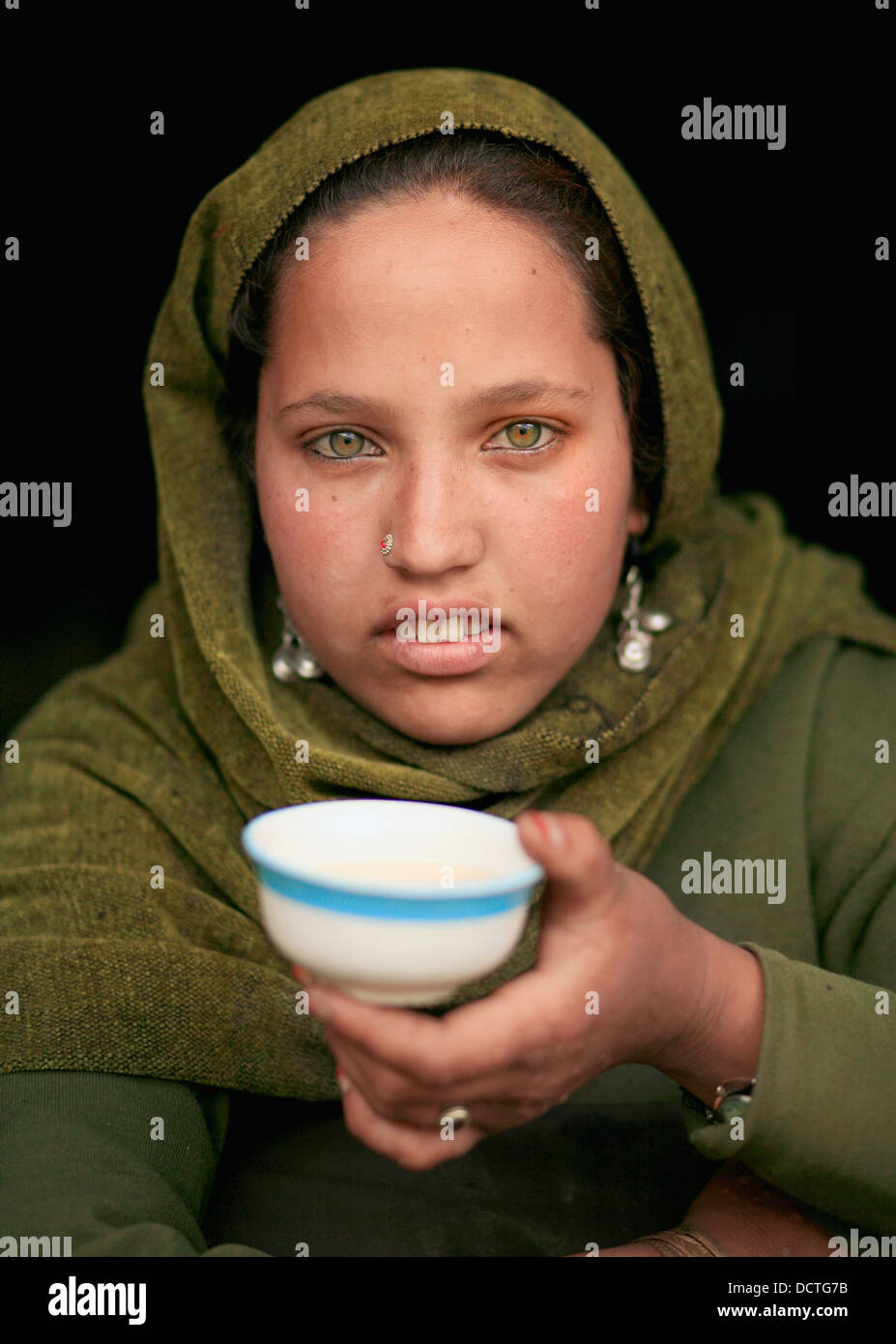 Un Gujjar ragazza con una tazza di tè di sale. Lidderwat, Kashmir India Foto Stock