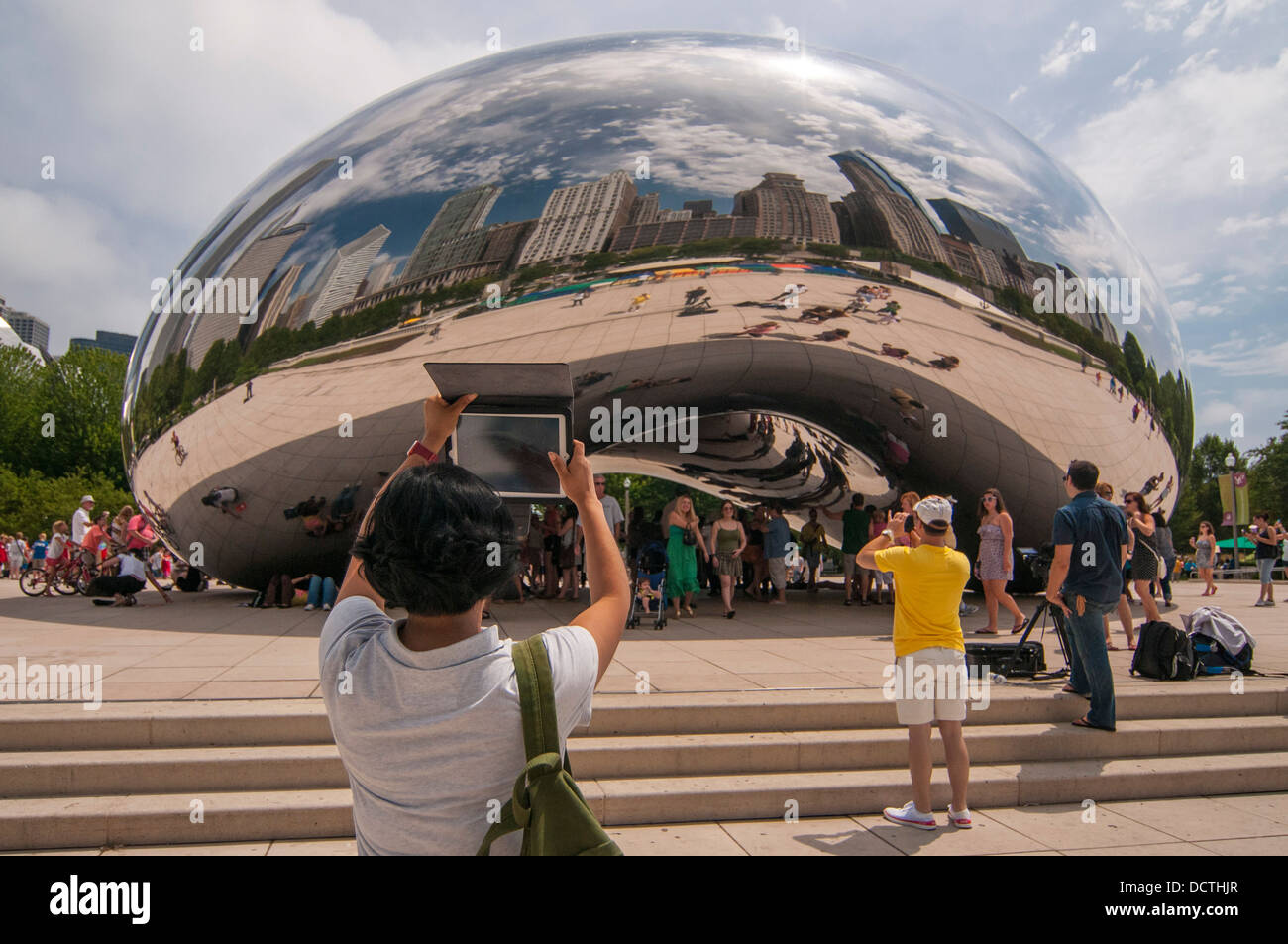 Un turista prende una foto con un iPad come una fotocamera a Cloud Gate ("il fagiolo"), Chicago, Illinois, Stati Uniti d'America Foto Stock