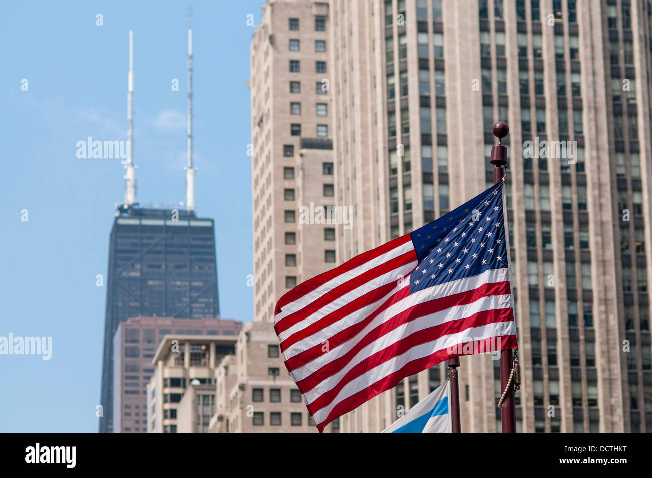 Una bandiera americana vola nella parte anteriore del John Hancock Center di Chicago, Illinois, Stati Uniti d'America Foto Stock