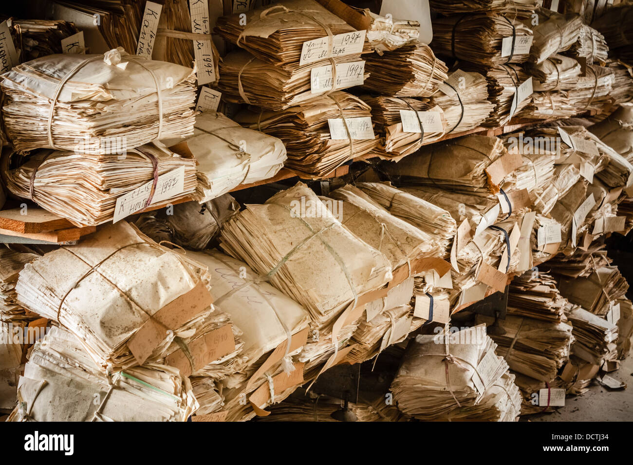 Primo piano a spreco di carta dello sfondo. Tenuta di registri Foto Stock