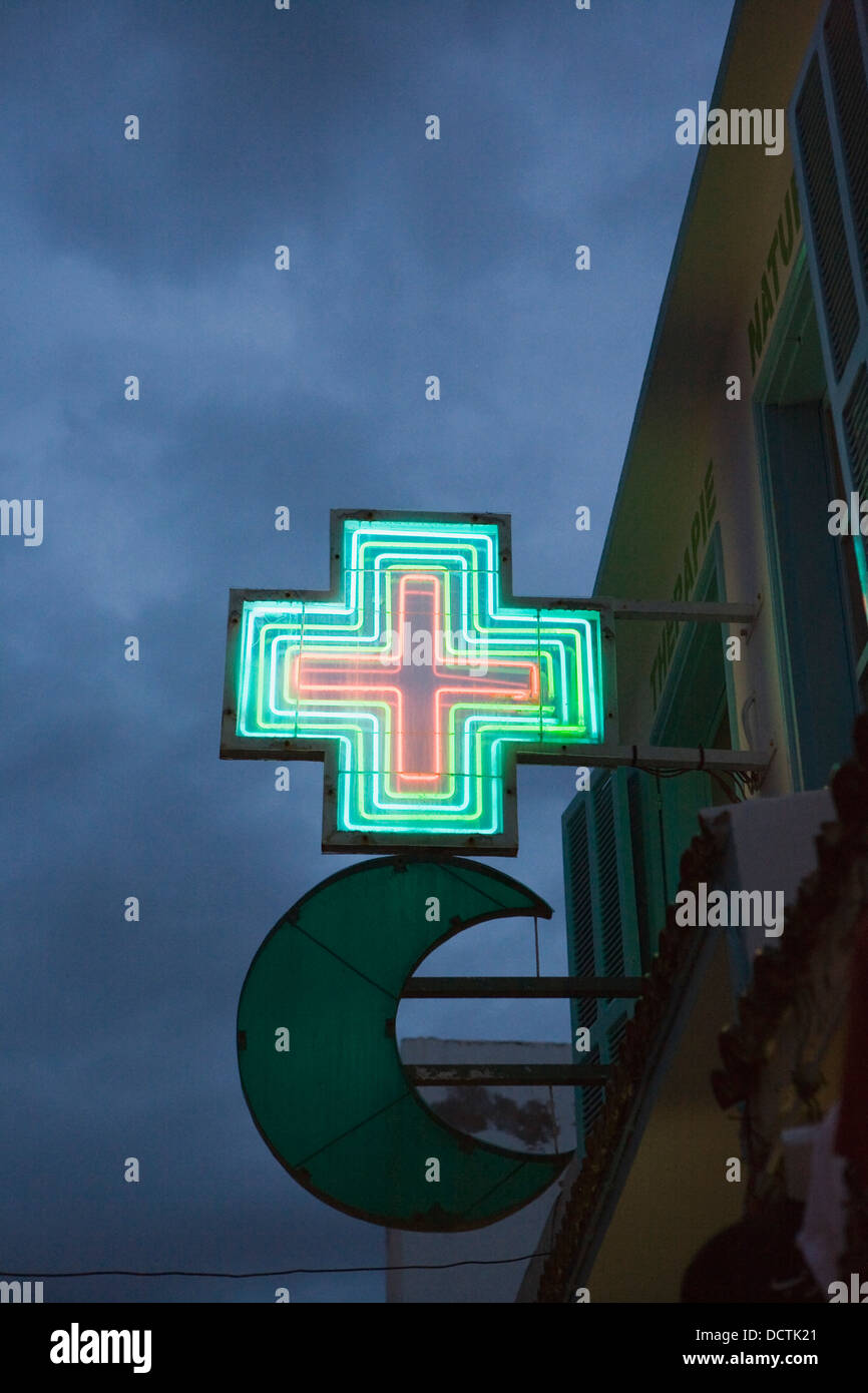 Segno di farmacia a Essaouira, Marocco Foto Stock