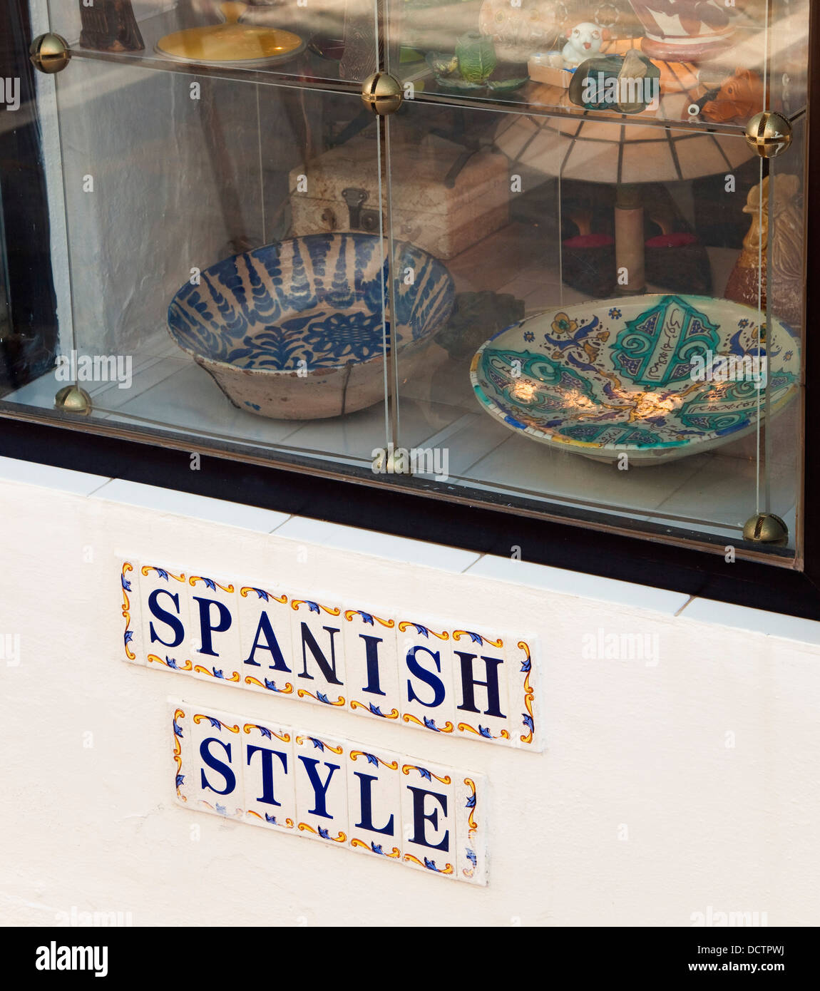 Spagnolo in ceramica antica nella vetrina di un negozio, Marbella, Spagna  Foto stock - Alamy