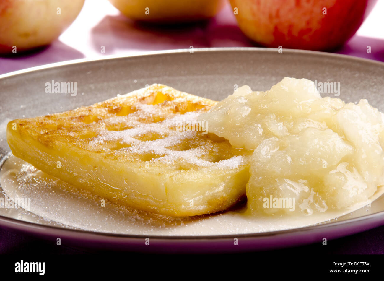 Pane appena sfornato chiacchiere con salsa di mele su una piastra Foto Stock