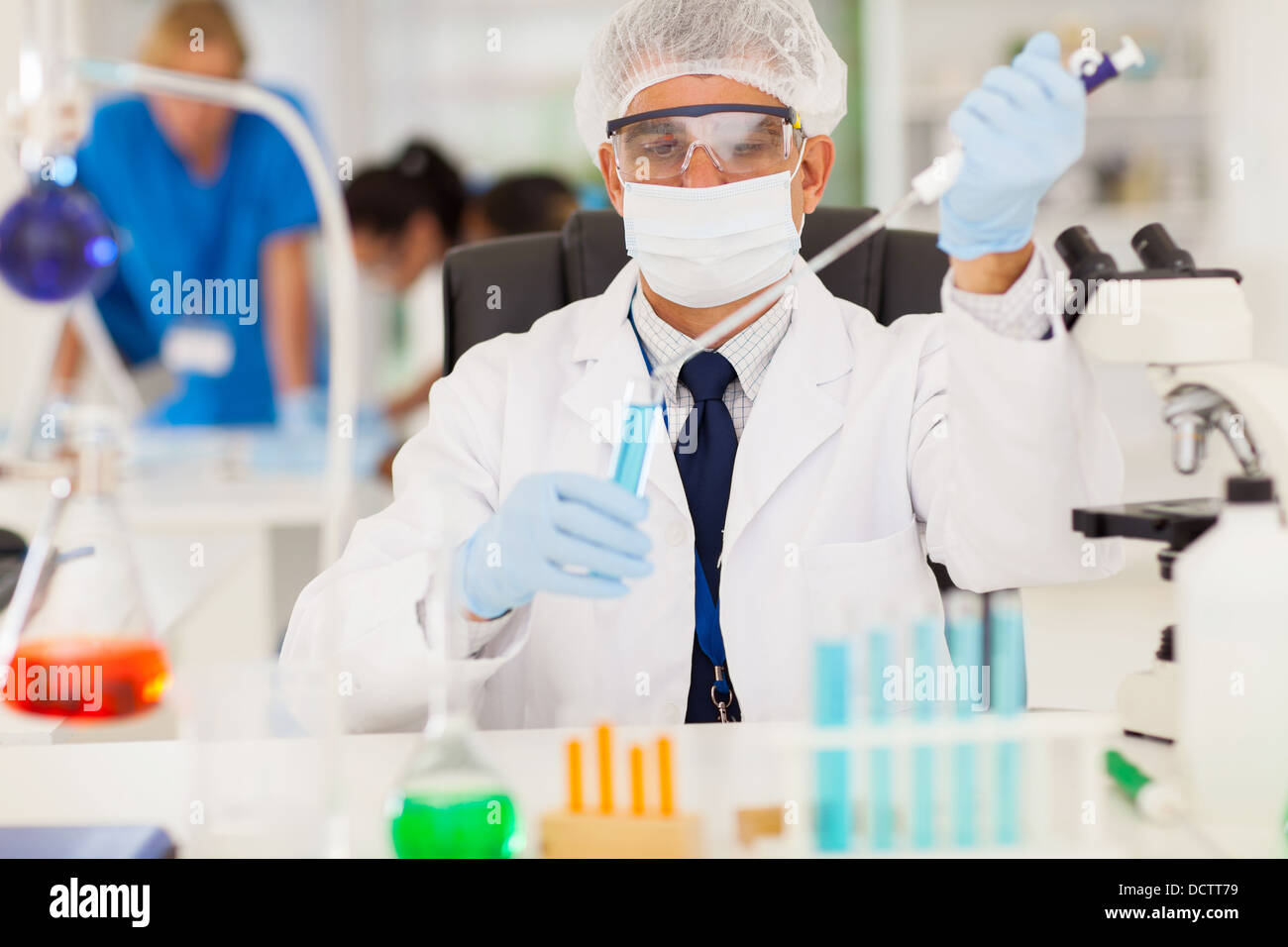 Senior Medical ricercatore che lavora in laboratorio Foto Stock