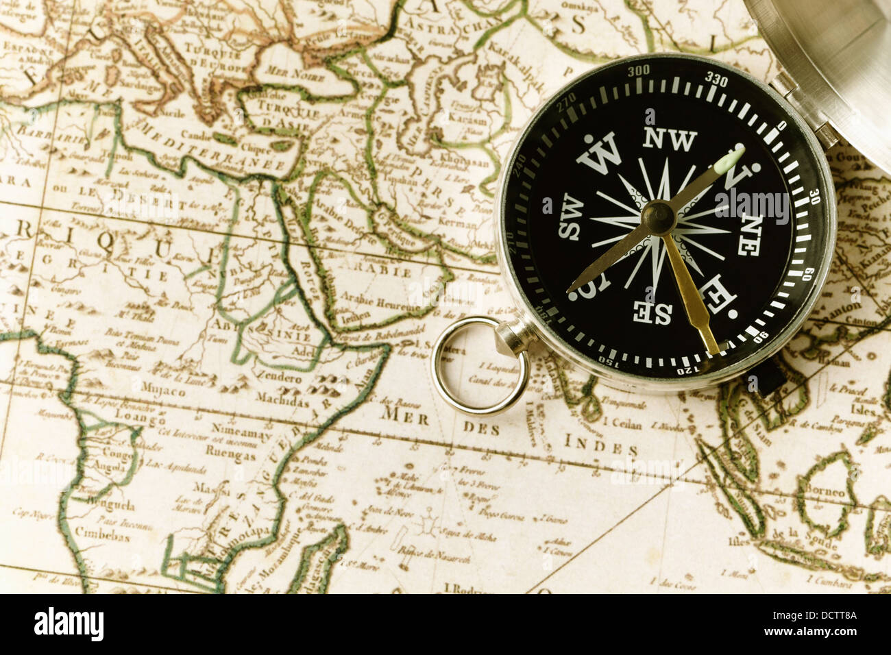 Bussola su una mappa Foto Stock