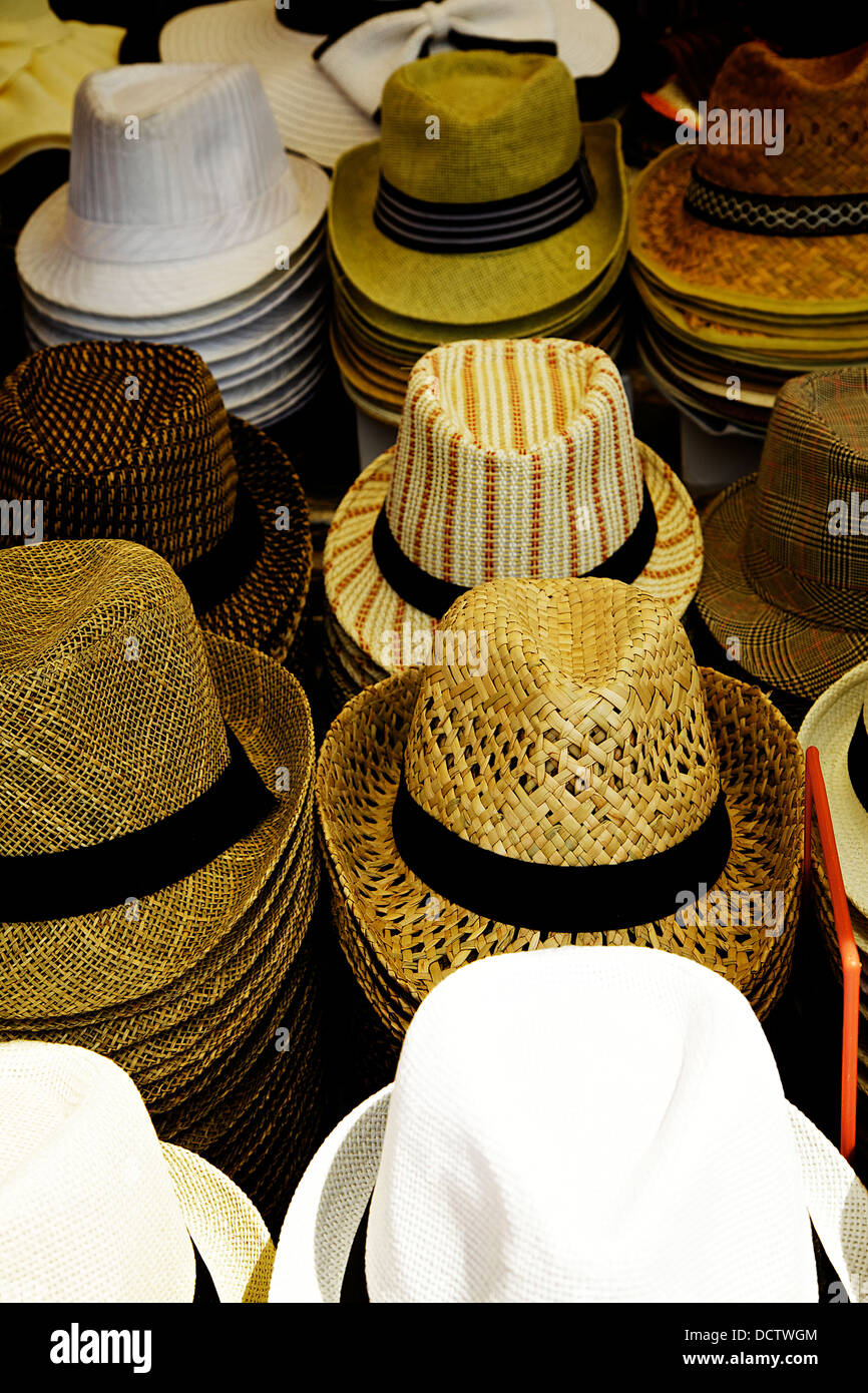 Cappelli fatti a mano per la vendita su un mercato turistico di Roma Foto  stock - Alamy