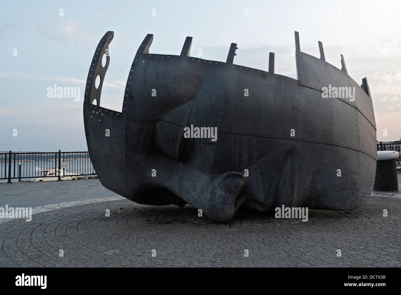 Mercantile Seafarers War Memorial, Mermaid Quay nella baia di Cardiff, Galles, Regno Unito, sculture in metallo affrontano l'arte pubblica Foto Stock