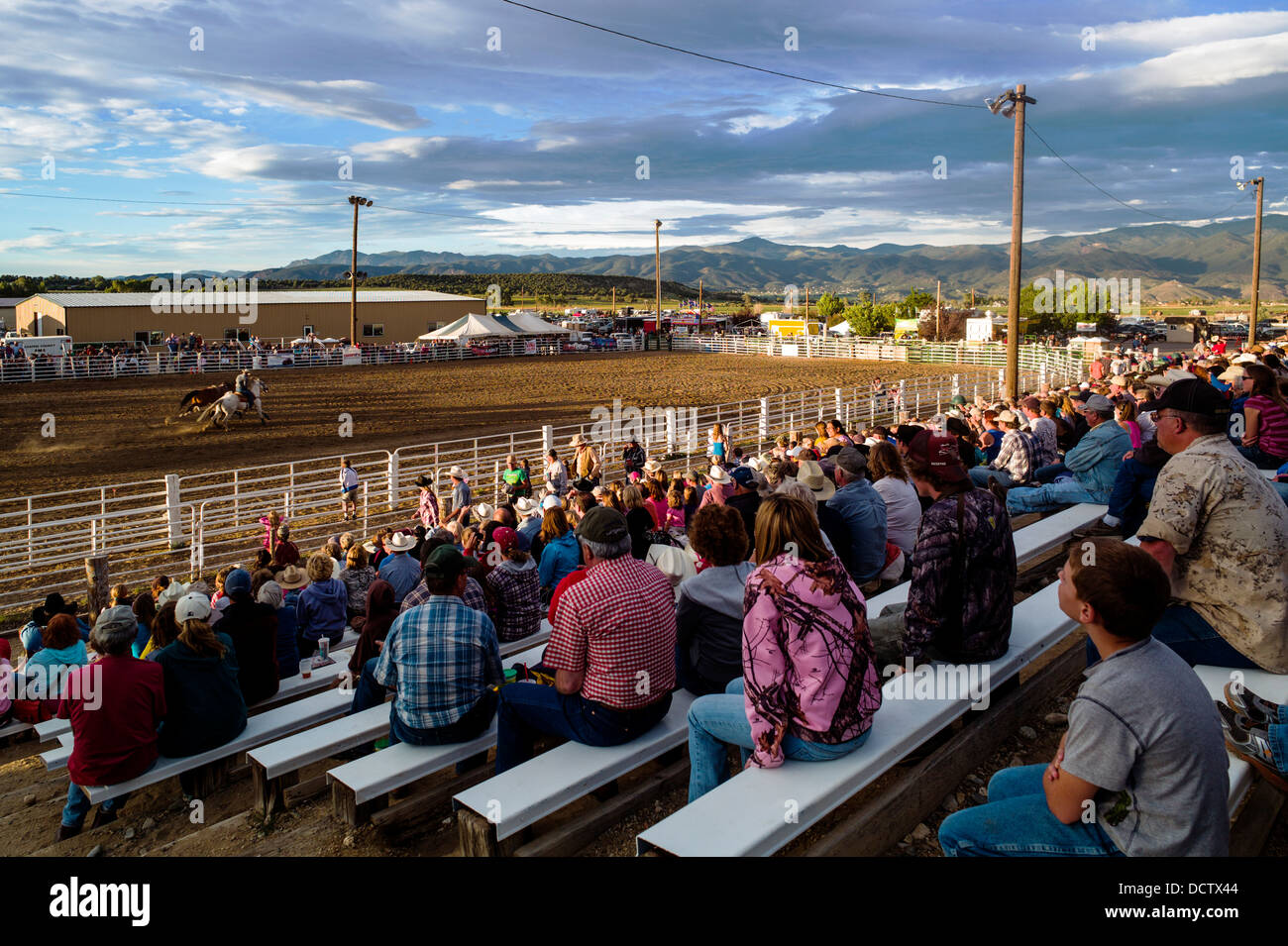 Gli spettatori in tribuna guarda il Chaffee County Fair & Rodeo Foto Stock