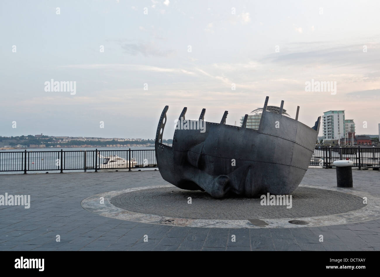 Mercantile Seafarers War Memorial, Mermaid Quay nella baia di Cardiff, Galles, scultura metallica del Regno Unito, si affaccia sull'arte pubblica Foto Stock