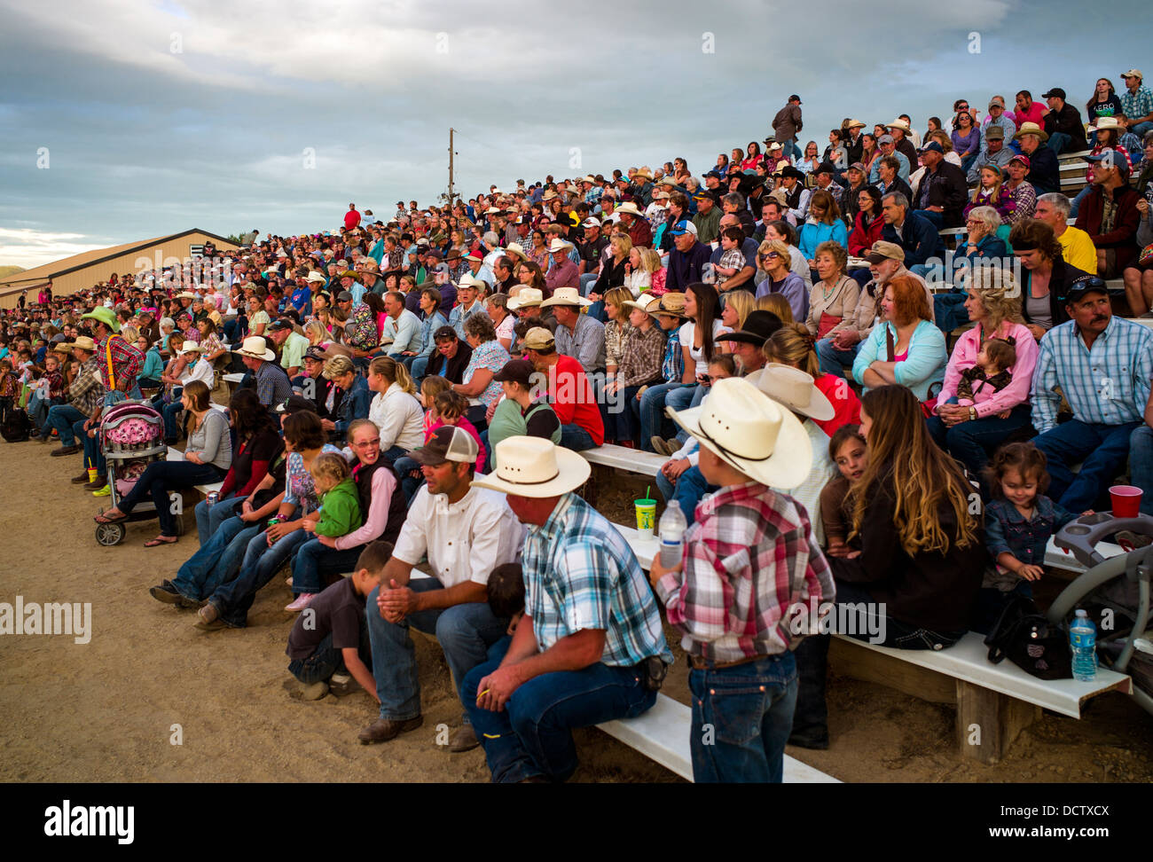 Gli spettatori in tribuna guarda il Chaffee County Fair & Rodeo Foto Stock