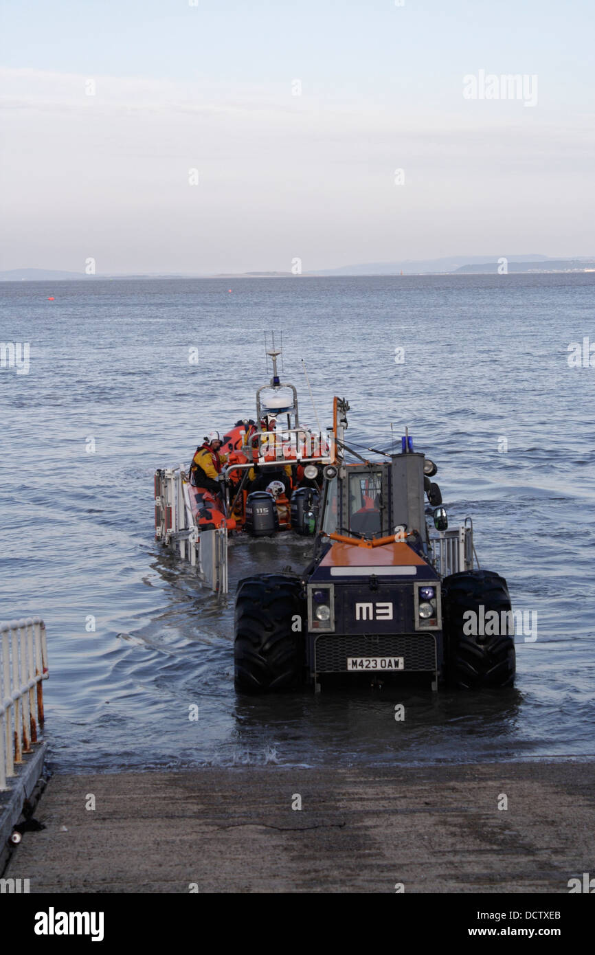 Imbarcazione di salvataggio Inshore RNLI a Penarth Galles Regno Unito, esercitazione di formazione su trattori che portano barche a terra Foto Stock