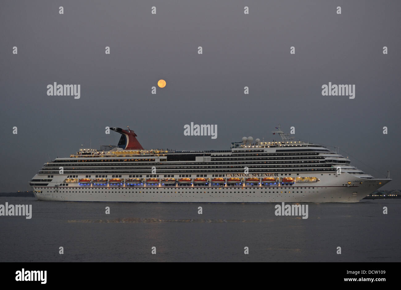 Carnival Splendor sul fiume Hudson in New York City all'alba, e il agosto 21, 2013, sotto una luna piena. Foto Stock