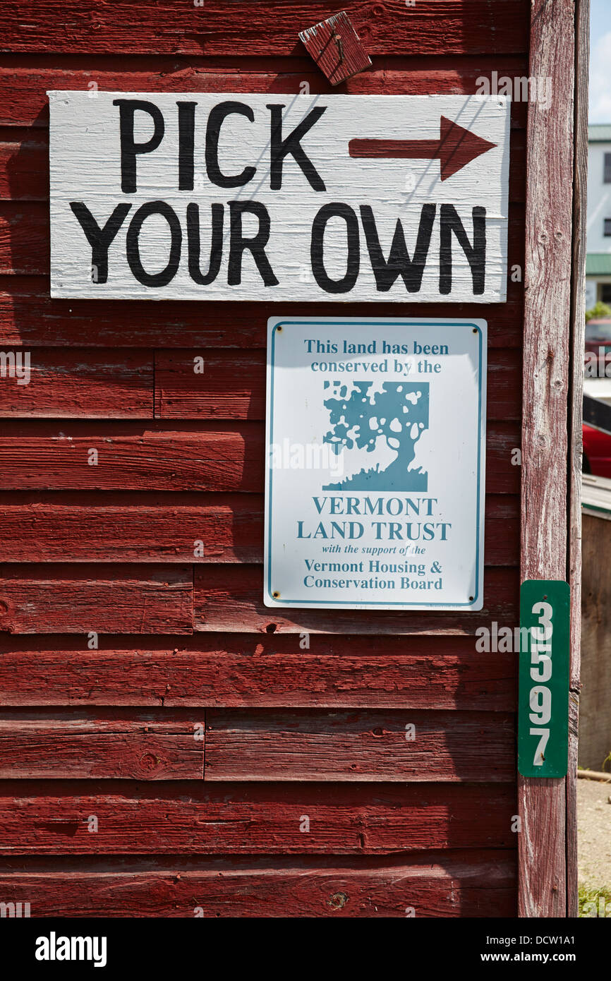 Il fienile e scegliere il proprio segno a Champlain frutteti in Shoreham, Vermont, New England, STATI UNITI D'AMERICA Foto Stock
