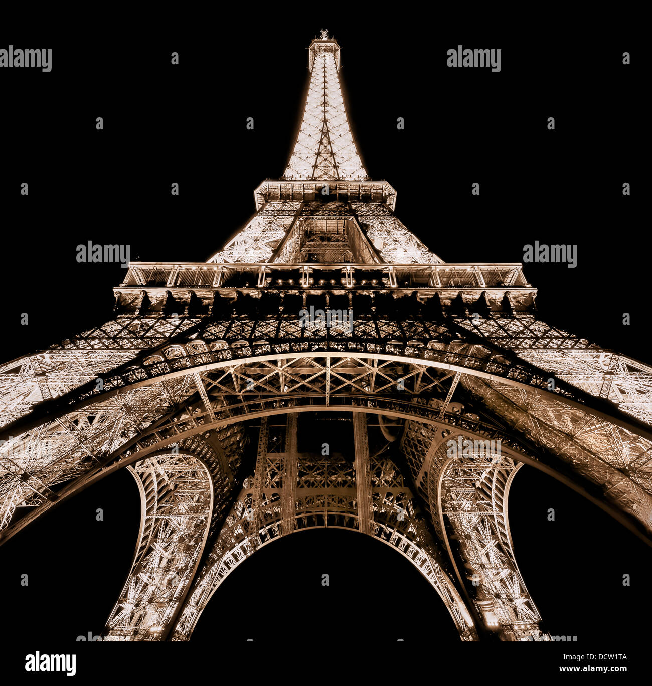 La torre Eiffel di notte a Parigi, Francia. Foto Stock