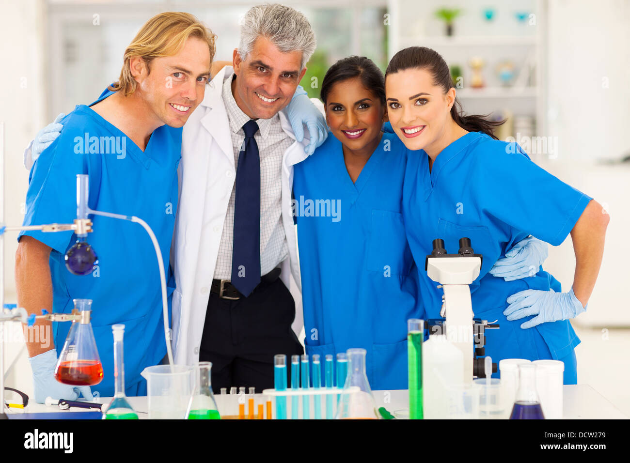 Un gruppo di scienziati sorridente team in laboratorio Foto Stock