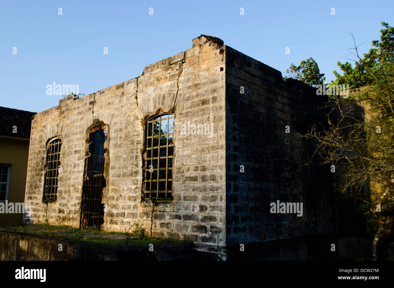 Vecchia Prigione rovine a isola Anchieta (Ilha Anchieta) shore di Ubatuba, stato di São Paulo, Brasile Foto Stock Vecchia Prigione rovine a isola Anchieta (Ilha Anchieta) shore di Ubatuba, stato di São Paulo, Brasile Foto Stock