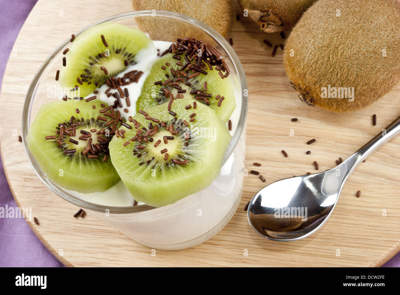 Yogurt con dolci fresche kiwi e cioccolato spruzza Foto Stock