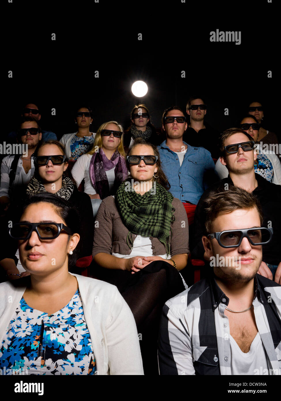 La gente che indossa gli occhiali 3D al cinema Foto stock - Alamy