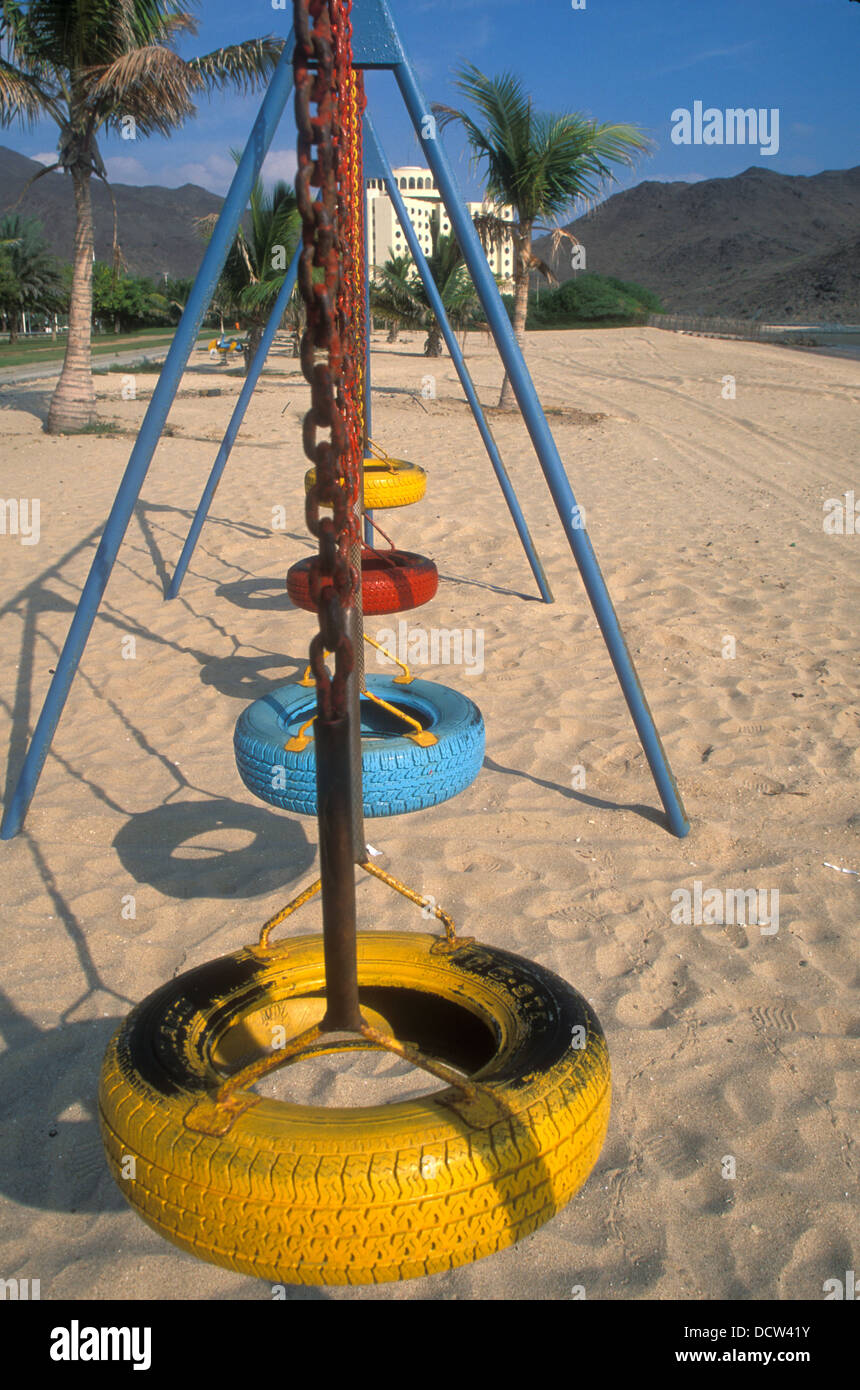 Pneumatici per auto utilizzati come altalene per bambini prima che gli arabi diventassero ricchi. Sharjah Khor Fakkan, Emirati Arabi Uniti, anni '80 Foto Stock
