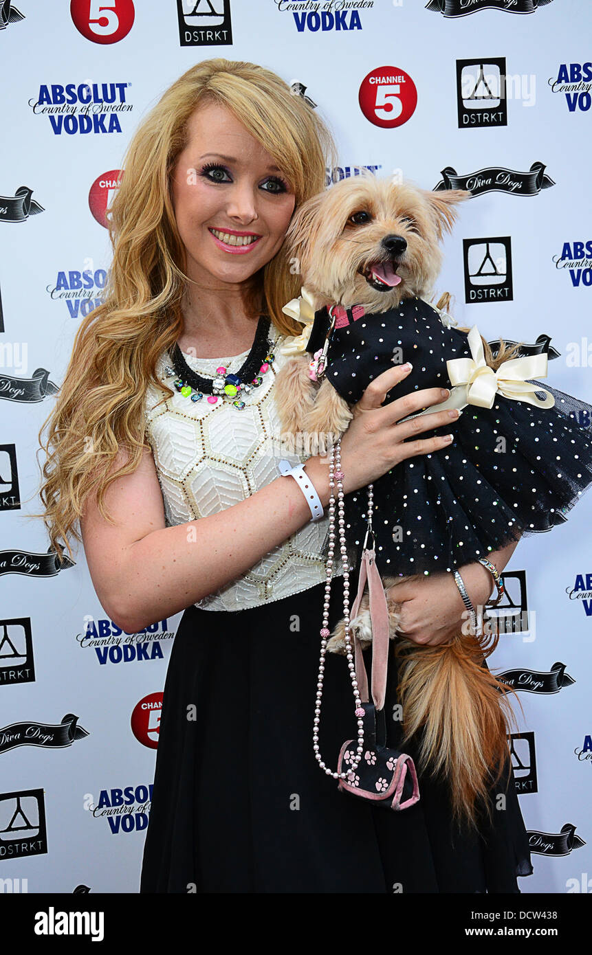 Londra REGNO UNITO 21 Augusts 2013 : CH5 TV Launch Party - Chi sono i mondi più coccolati pet? Con in grado gli ospiti potranno e Kate presenta la corona al mondo più coccolati pet'Lola" proprio della diva cani UK e presentatore di Canale 5 'Louise Harris' del chi è i mondi più coccolati pet? A DSTRKT. Photocall per Gem Allen Pritchard e Betsey. Credito: Vedere Li/Alamy Live News Foto Stock