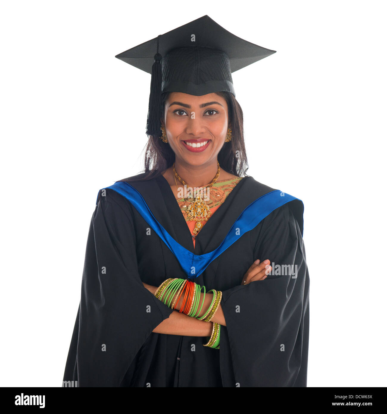 Felice Indian studente di college in abito di graduazione e il cappuccio. Ritratto di razza mista asiatica e indiano americano africano modello femminile in piedi isolato su sfondo bianco. Foto Stock