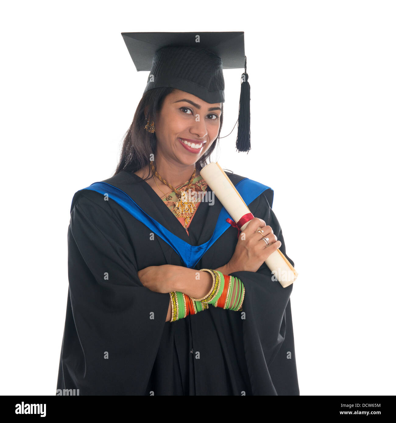 Felice Indian studente di college in abito di graduazione e trattenimento tappo Certificato di diploma. Ritratto di razza mista asiatica e indiano americano africano modello femminile in piedi isolato su sfondo bianco. Foto Stock