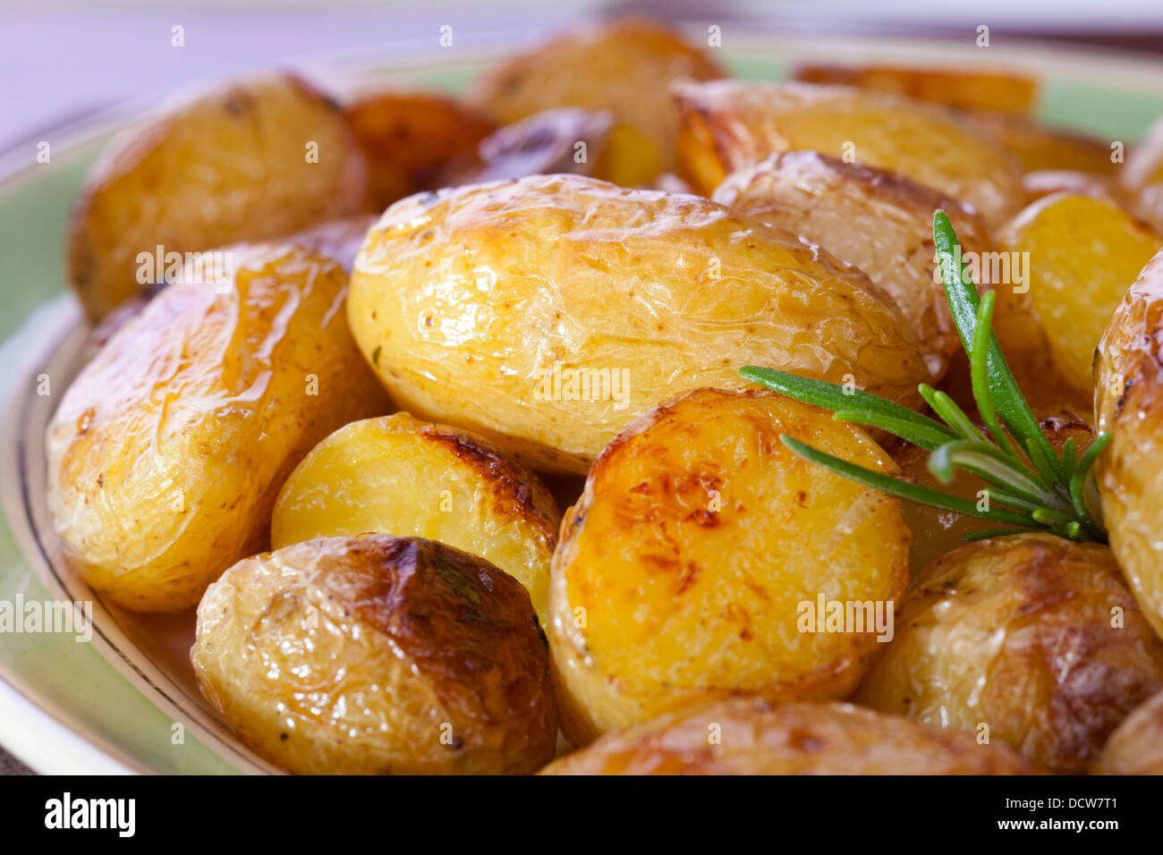 Arrosto di patate novelle al rosmarino - un piatto di arrosto di patate novelle al rosmarino. Foto Stock