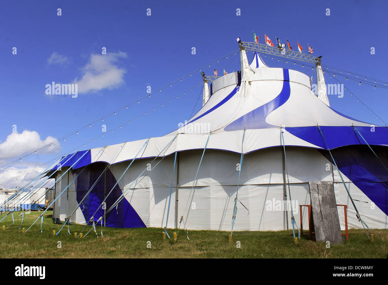 Vista panoramica del Circo a strisce big top tenda. Foto Stock