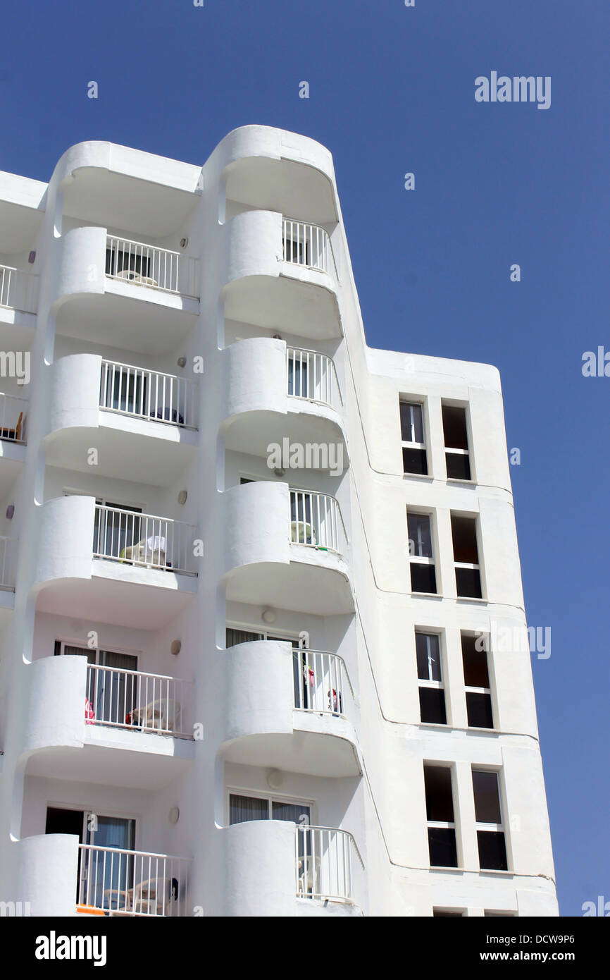 White hotel turistico con cielo azzurro sfondo, Maiorca, Spagna. Foto Stock