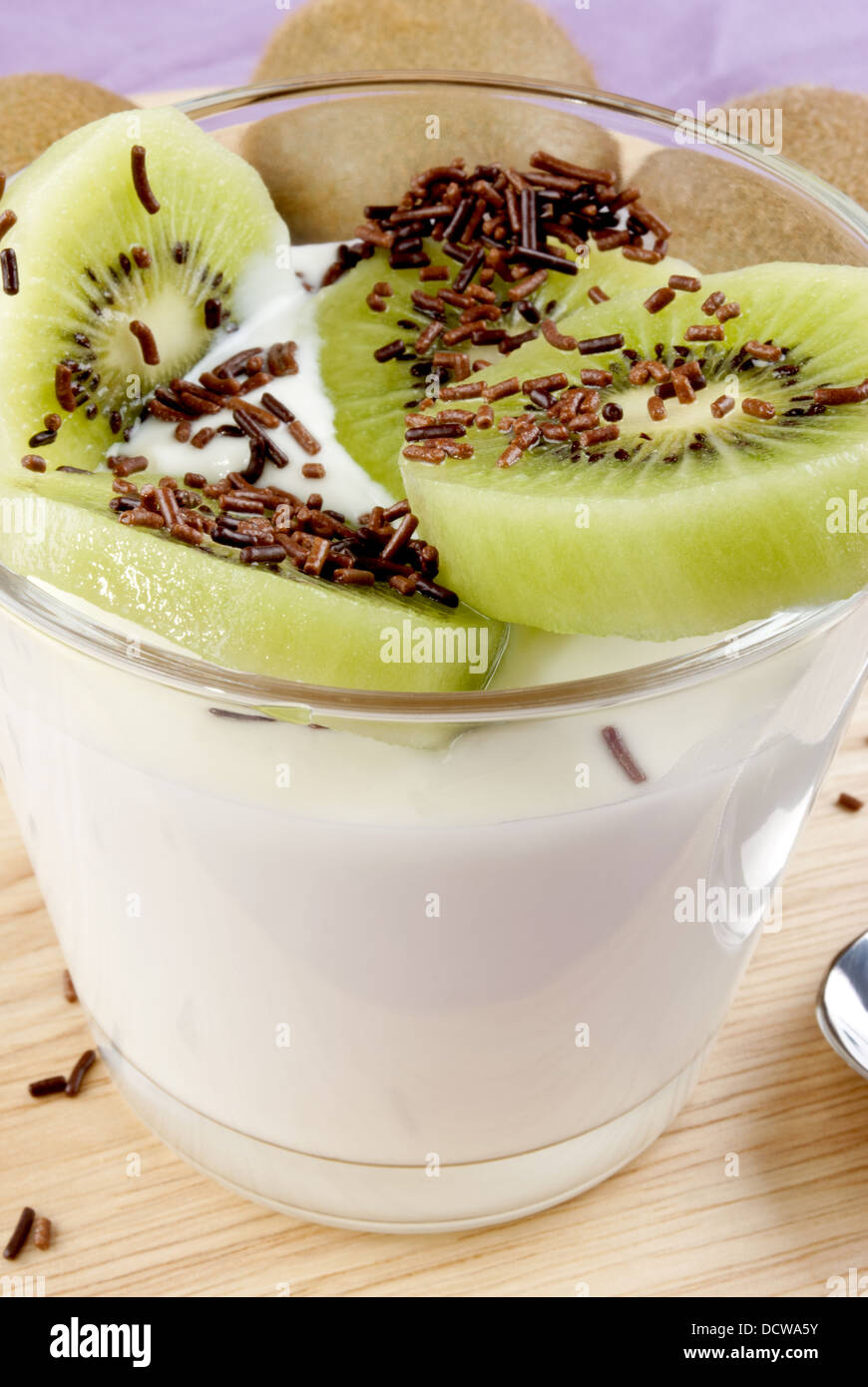 Yogurt con dolci fresche kiwi e cioccolato spruzza Foto Stock