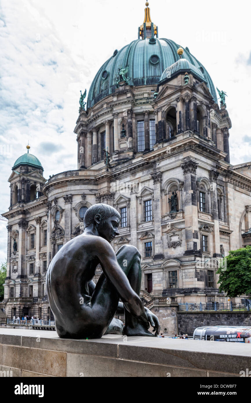 Il ragazzo del 'Tre ragazze e un ragazzo' scultura da Wilfried Fitzenreiter e il Berliner Dom (cupola di Berlino - Berlino Foto Stock