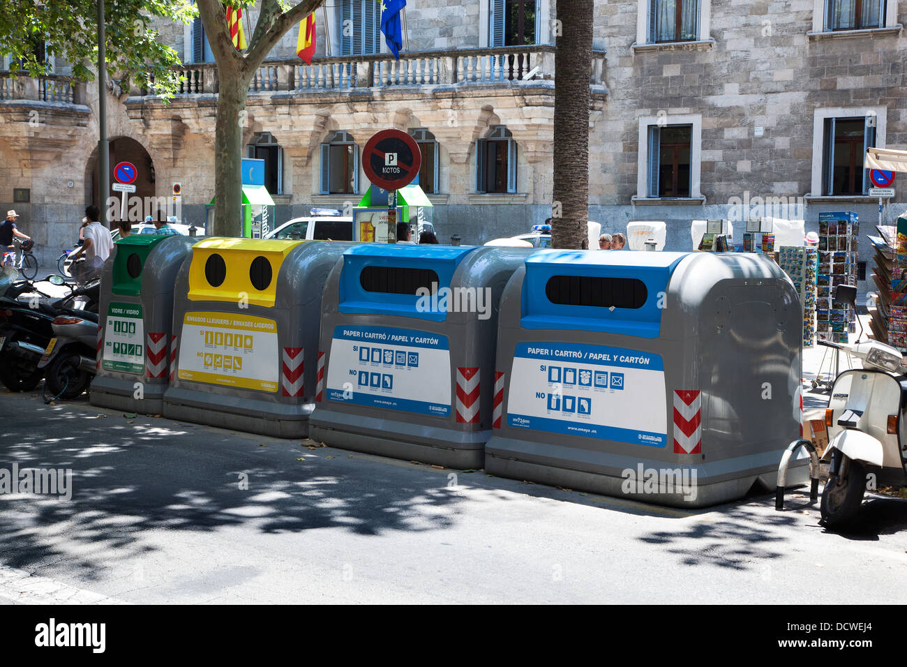 Cassonetti per il riciclaggio in una strada a Palma di Maiorca Foto Stock
