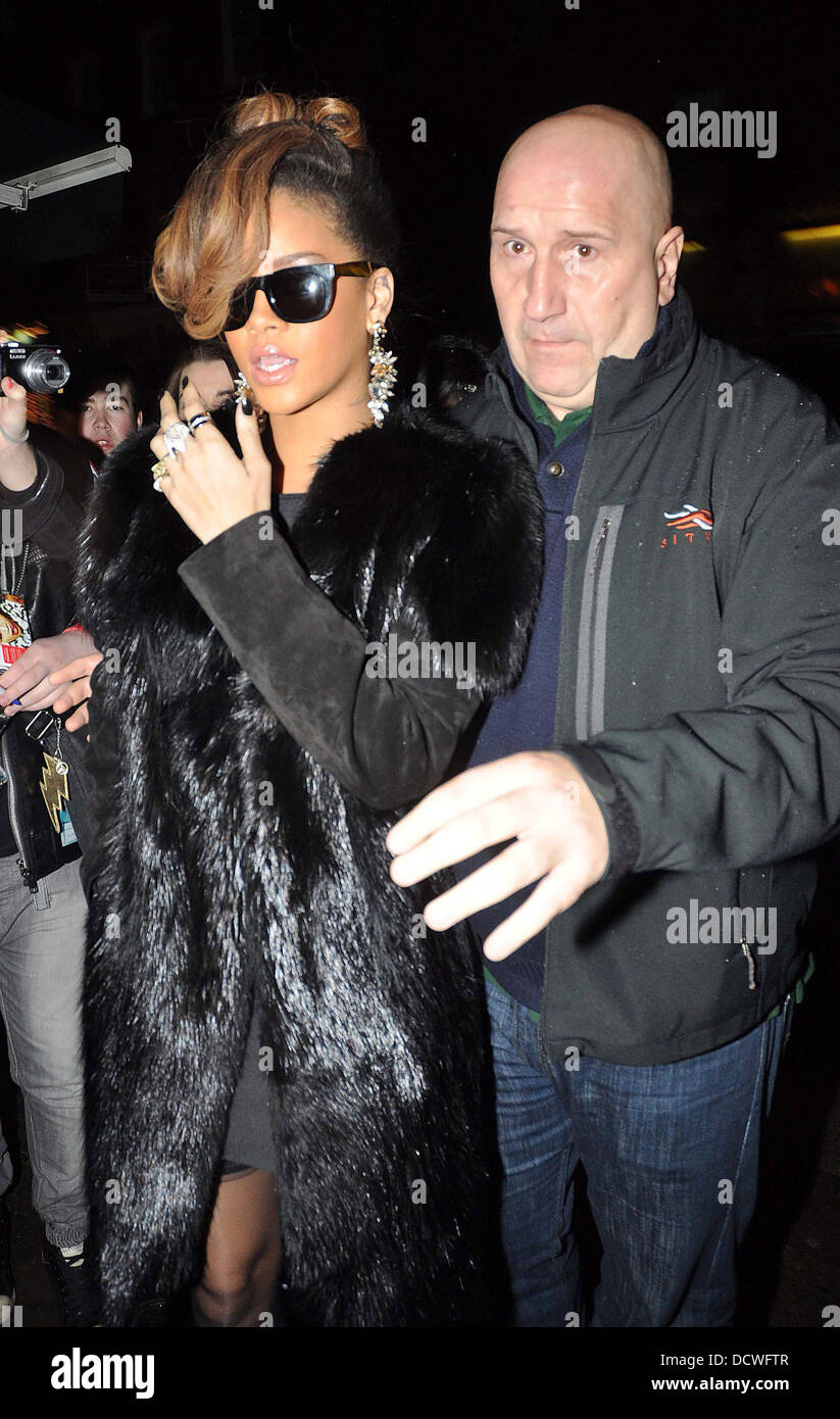 R&B cantante Rihanna arriva in corrispondenza di O'Donoghue's pub su Merrion Row per ospitare una cena di ringraziamento per la sua band e l'equipaggio. Il cibo era preparata dal locale eatery Hugo's Restaurant. Dublino, Irlanda - 24.11.11 Foto Stock