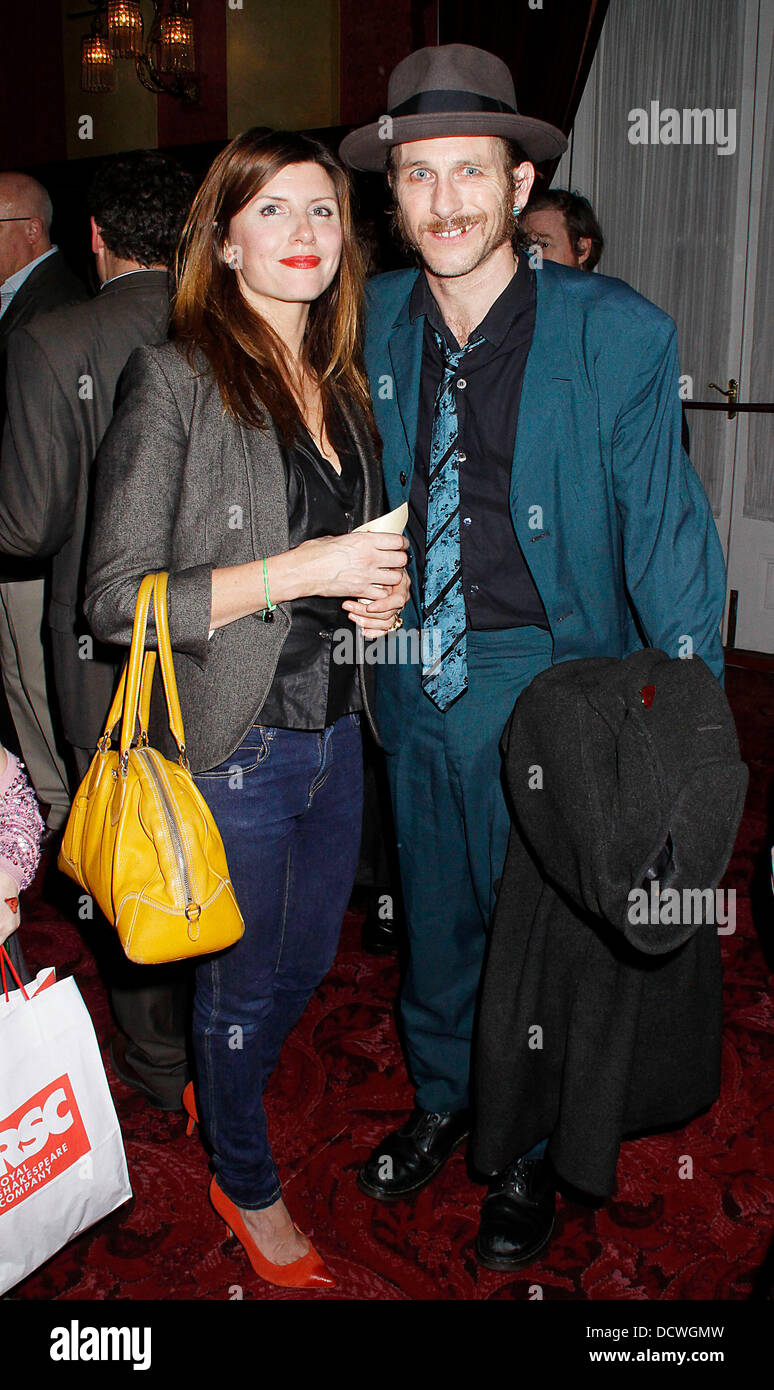 Paul Kaye e Rachel Moran celebrità frequentando 'MATILDA il Musical' premere notte al Theatre Royal - all'interno di Londra, Inghilterra - 24.11.11 ***non disponibili per la pubblicazione in Daily Express, Daily Star ed Evening Standard. Disponibile per la pubblicazione nel resto del mondo*** obbligatorio di credito: Cameron Clegg/WENN.com Foto Stock