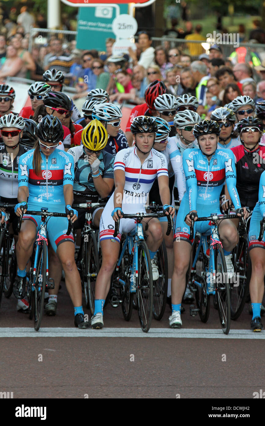 Hannah Barnes GBR (in bianco) del team MG-Maxifuel Pro Cycling/Coalville all'inizio del 2013 womens gara. Foto Stock