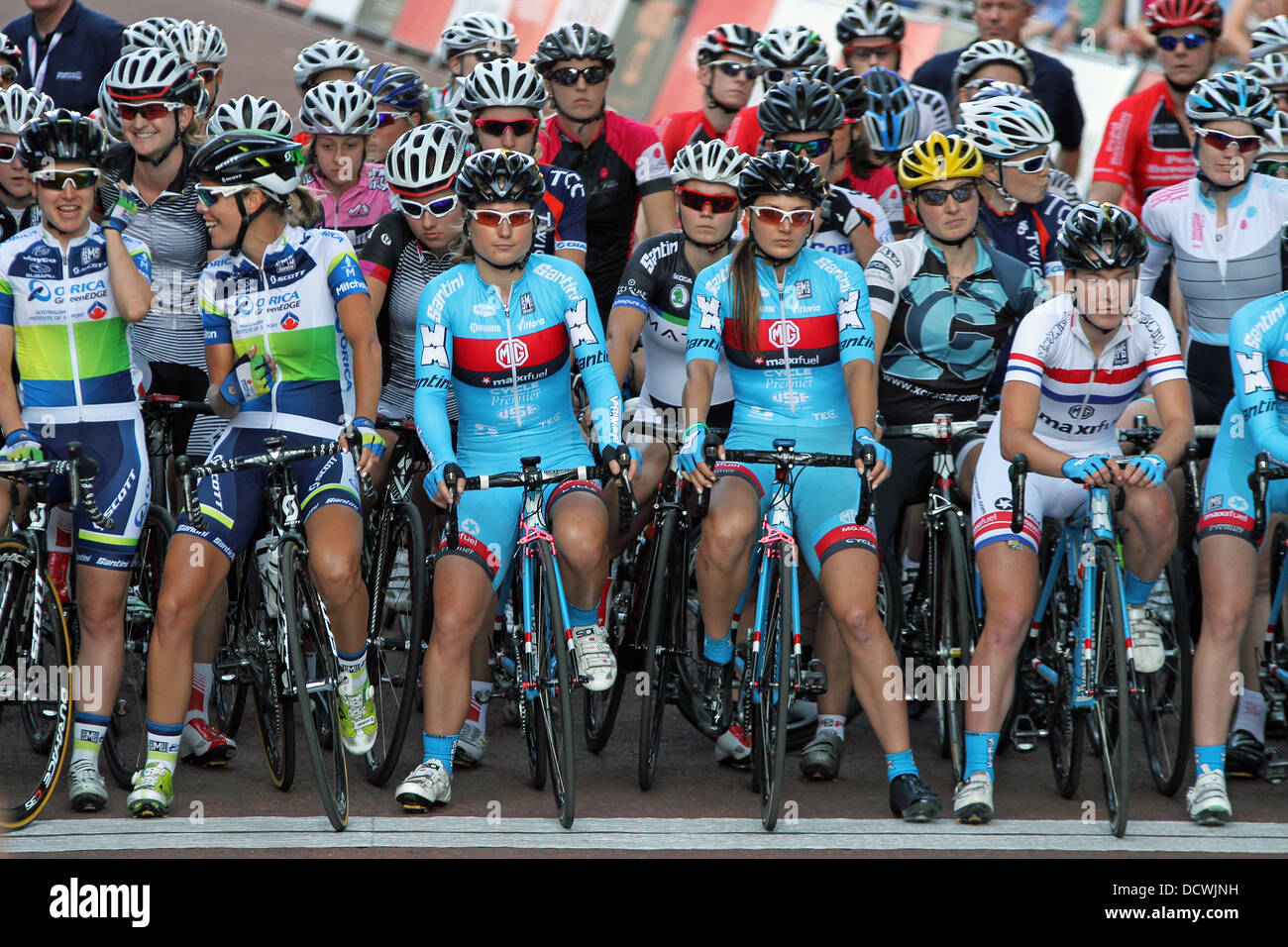 Hannah Barnes GBR (in bianco) del team MG-Maxifuel Pro Cycling/Coalville all'inizio del 2013 womens gara. Foto Stock