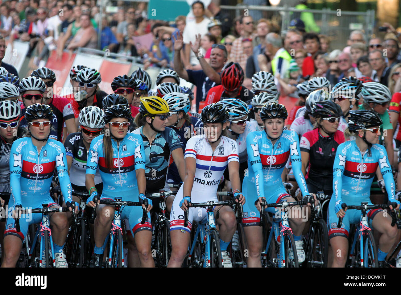 Hannah Barnes GBR (in bianco) del team MG-Maxifuel Pro Cycling/Coalville all'inizio del 2013 womens gara. Foto Stock