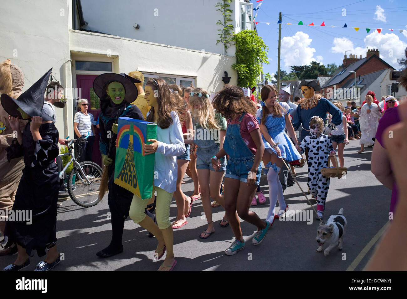 I partecipanti al Lympstone pelliccia Dance Parade, Devon, Regno Unito Foto Stock