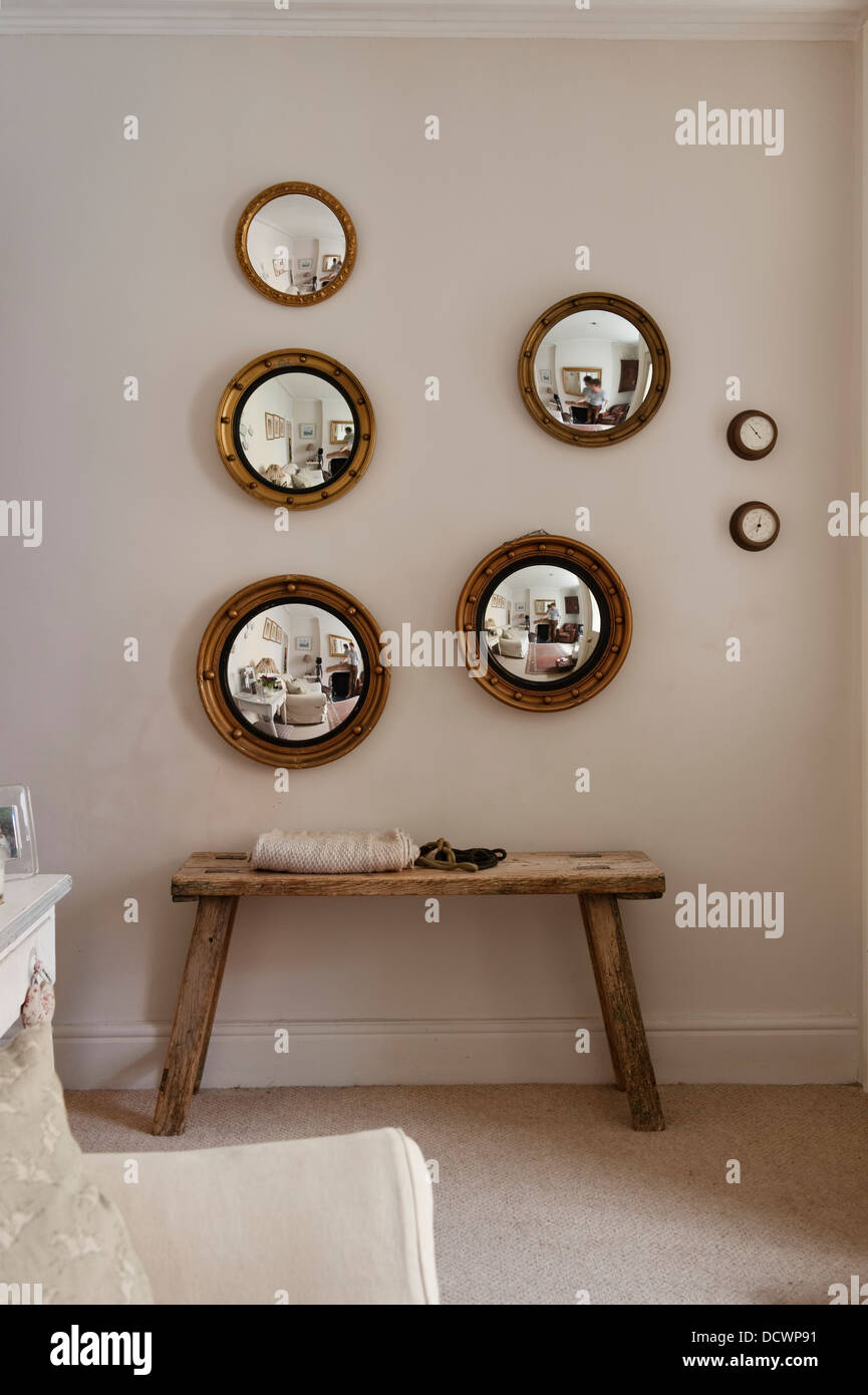 Collezione di specchi convessi in Bristol home of British designer di tessuti Emily Bond Foto Stock