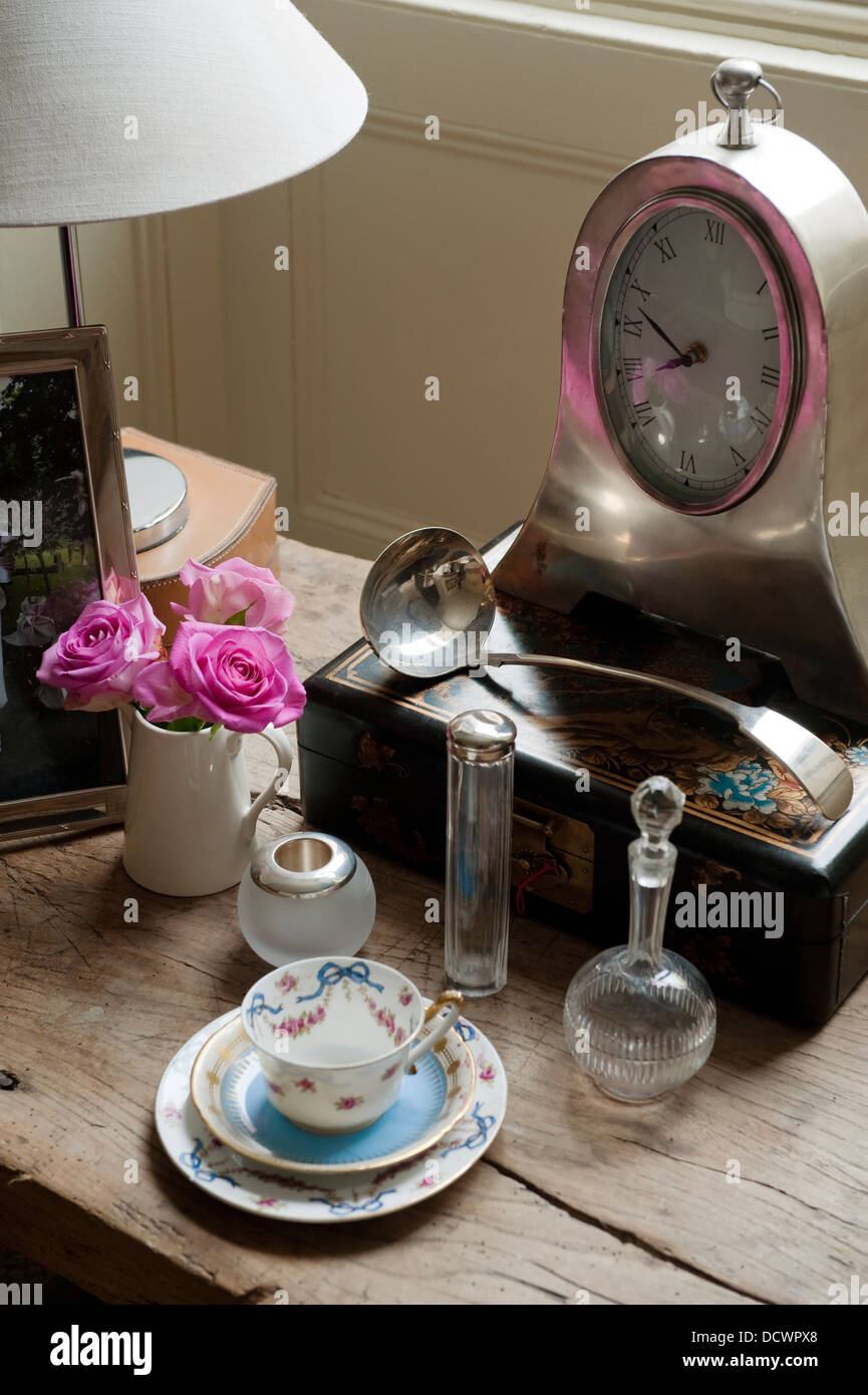 Raccolta di oggetti vintage in Bristol home of British designer di tessuti Emily Bond Foto Stock