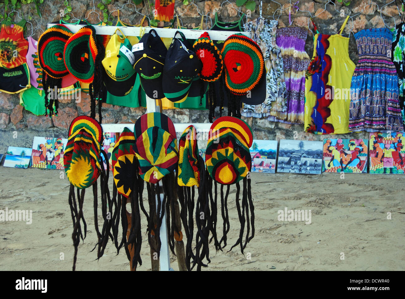 Novità rasta cappelli e berretti in vendita sulla spiaggia, Ocho Rios, Middlesex County, in Giamaica, Caraibi. Foto Stock